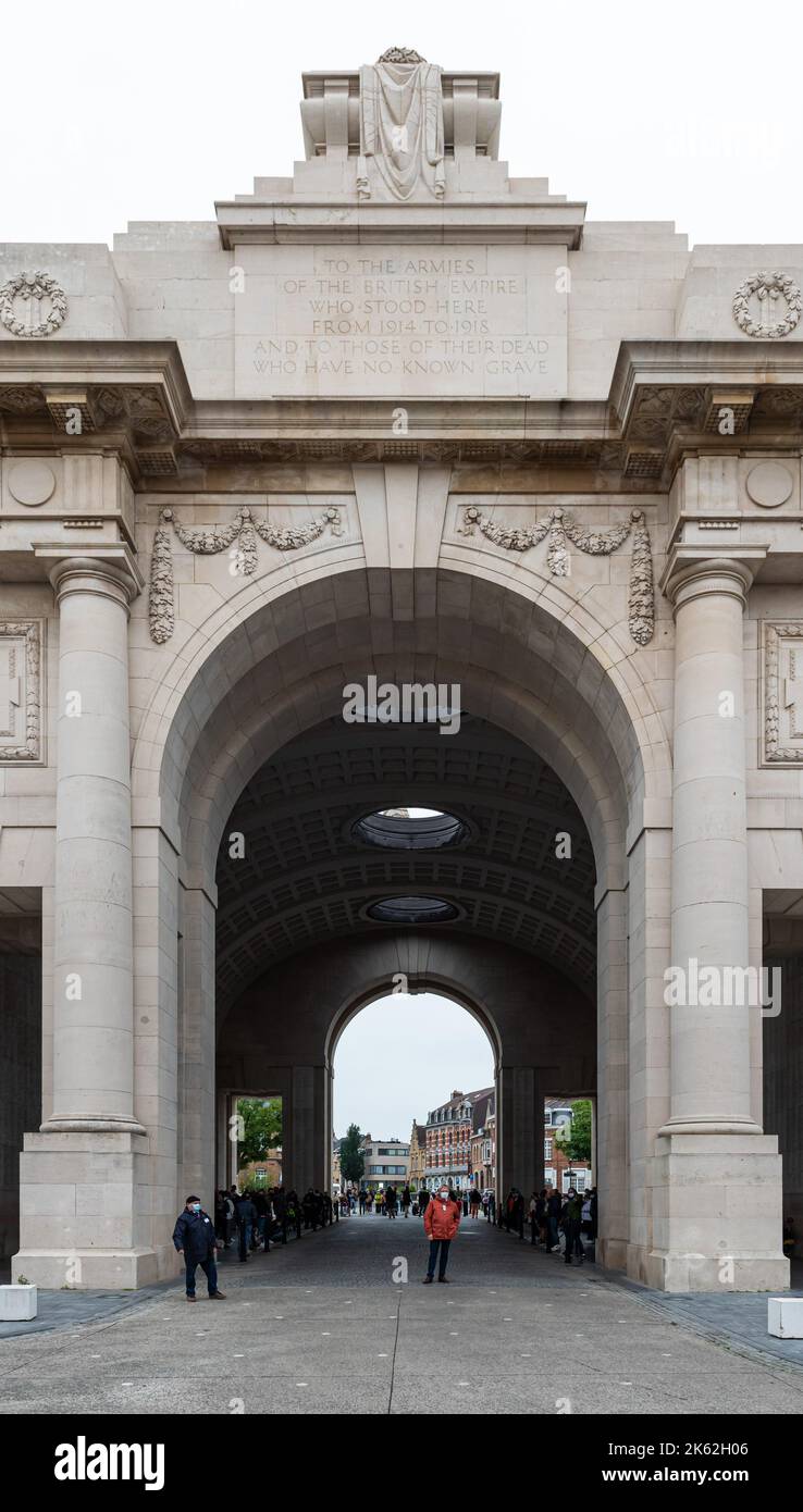 Ieper, Regione delle Fiandre Occidentali - Belgio - 07 15 2021 la porta della città di Menin con persone che partecipano al memoriale quotidiano della prima guerra mondiale Foto Stock