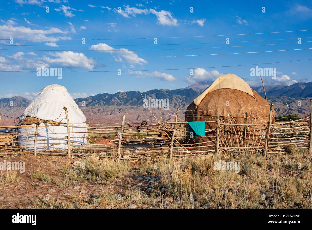 Yurts in Kirghizistan vicino al lago Issyk Kul, Skaska Canyon, Bokonbayevo e Tong. Dormire nel campo di iurta, paesaggio dell'Asia centrale. Vacanze in Asia centrale, Foto Stock