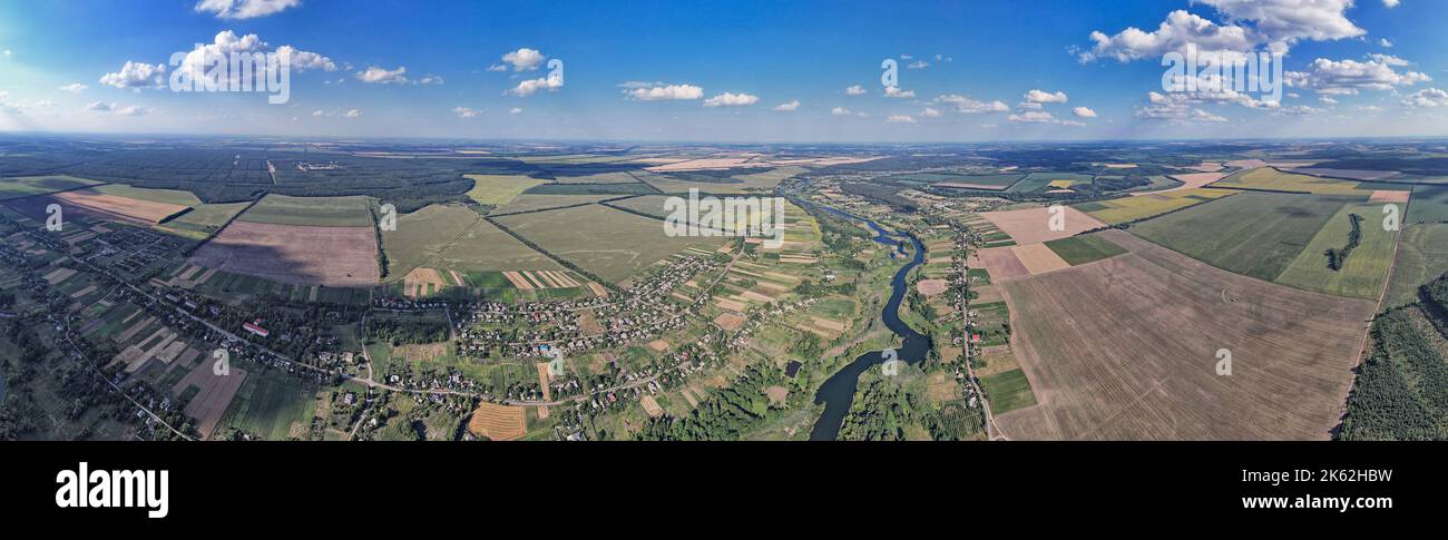 Drone panorama aereo del fiume estivo Ros paesaggio, Ucraina. Foto Stock