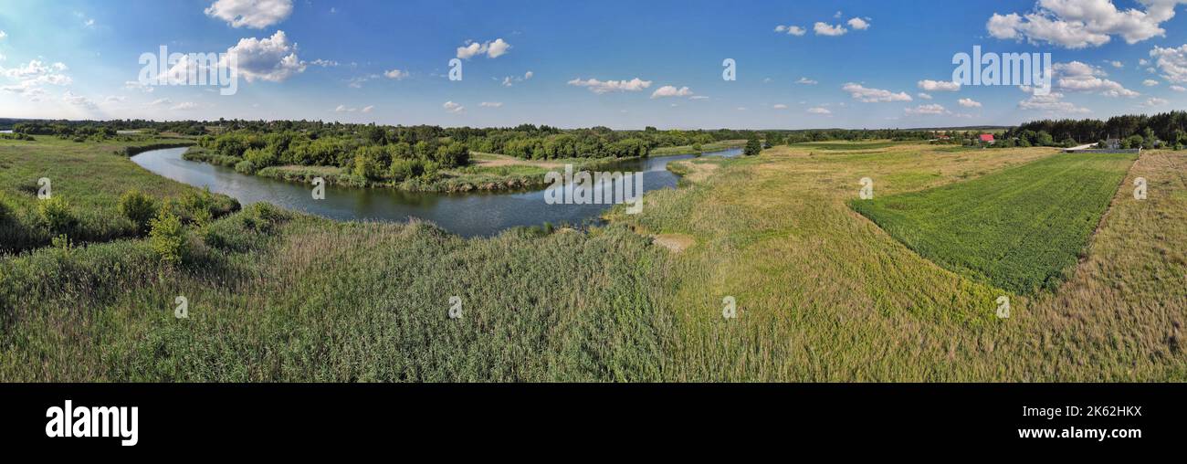 Drone panorama aereo del fiume estivo Ros paesaggio, Ucraina. Foto Stock