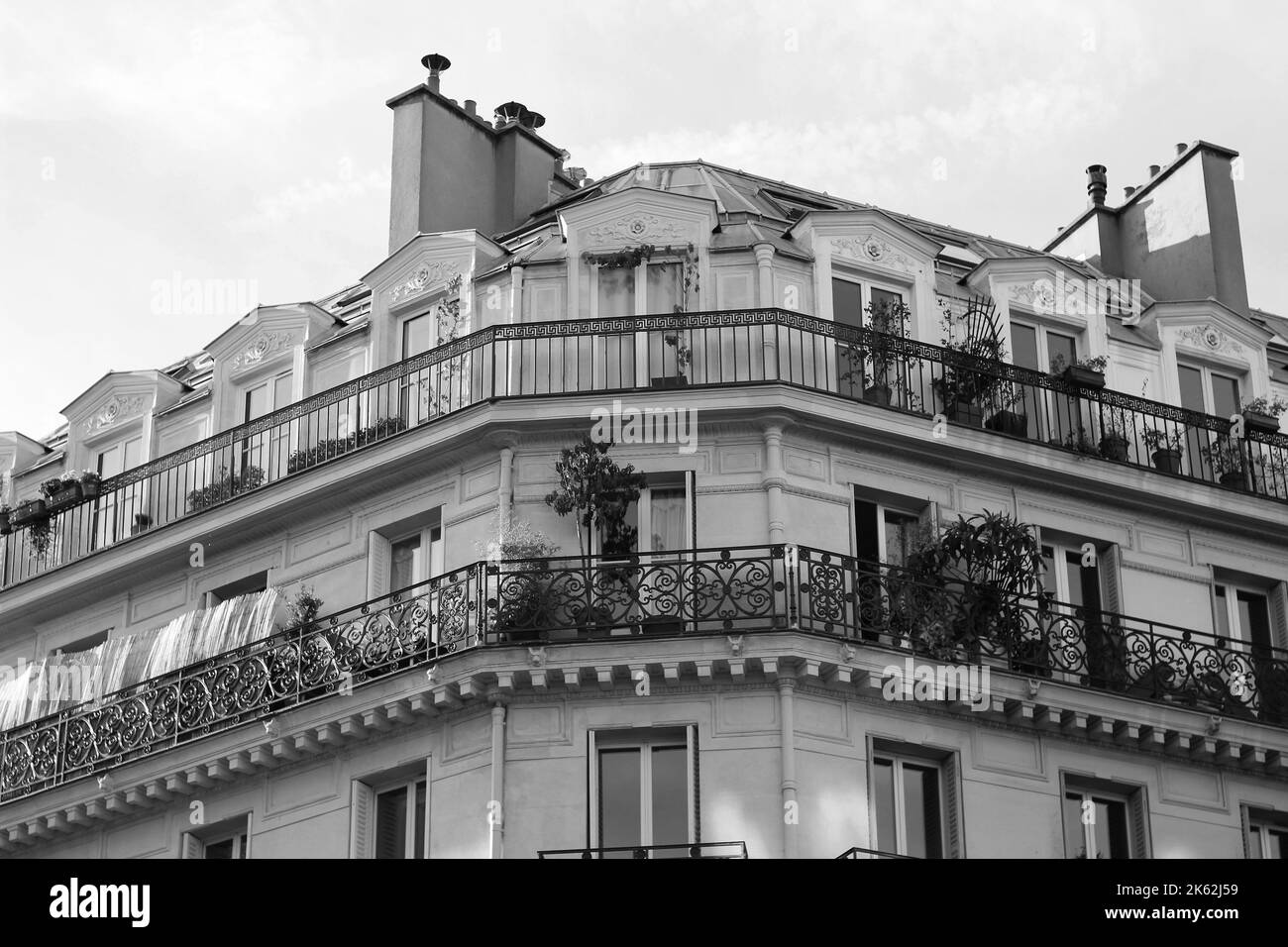 Architettura parigina classica. Facciata dell'edificio con tetto Mansard. Progettazione di architettura. Foto Stock
