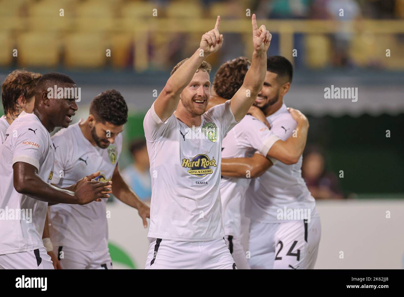 San Pietroburgo, FL: Il difensore di Tampa Bay Rowdies Conner Antley (2) festeggia dopo aver ricevuto l'assistenza sul primo gol dal difensore Santi Castaneda (24 Foto Stock