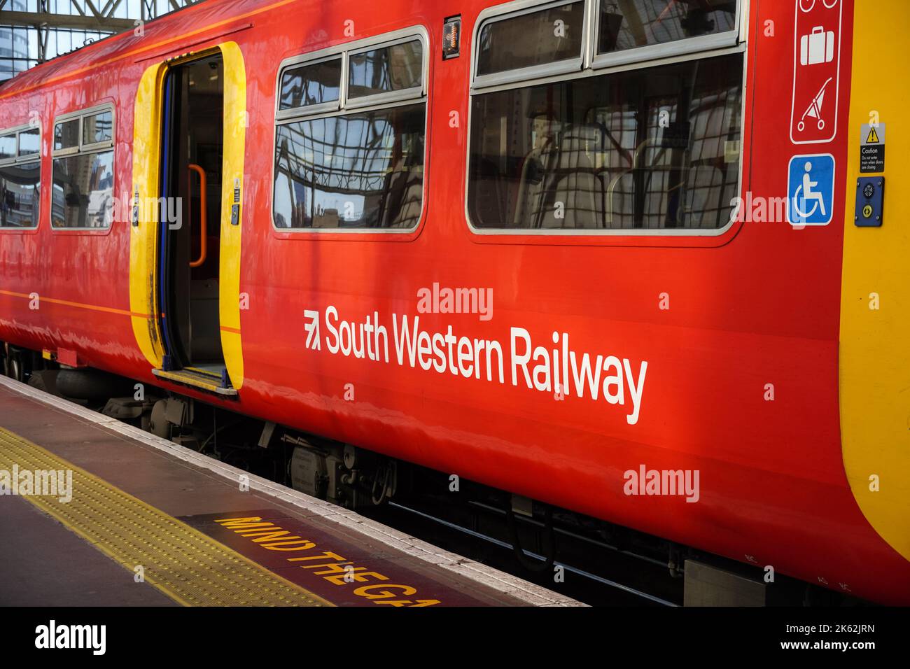 Treno della ferrovia sud-occidentale a London Waterloo, Inghilterra Regno Unito Foto Stock