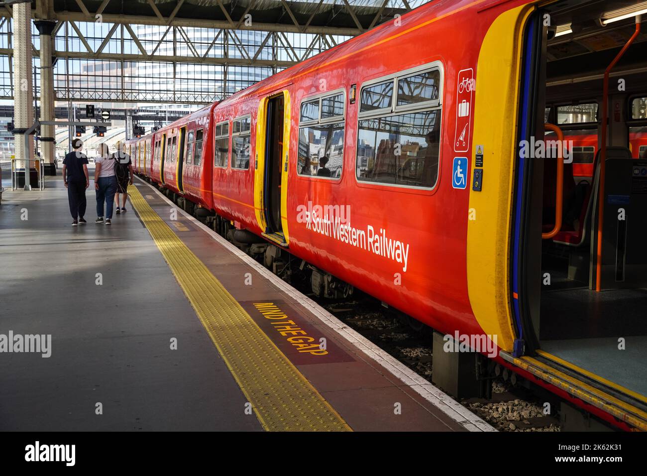 Treno della ferrovia sud-occidentale a London Waterloo, Inghilterra Regno Unito Foto Stock