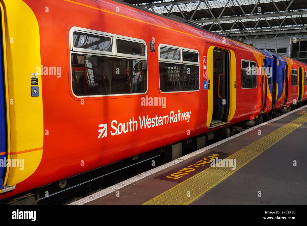 Treno South Western Railway alla stazione di Waterloo, Inghilterra Regno Unito Regno Unito Foto Stock