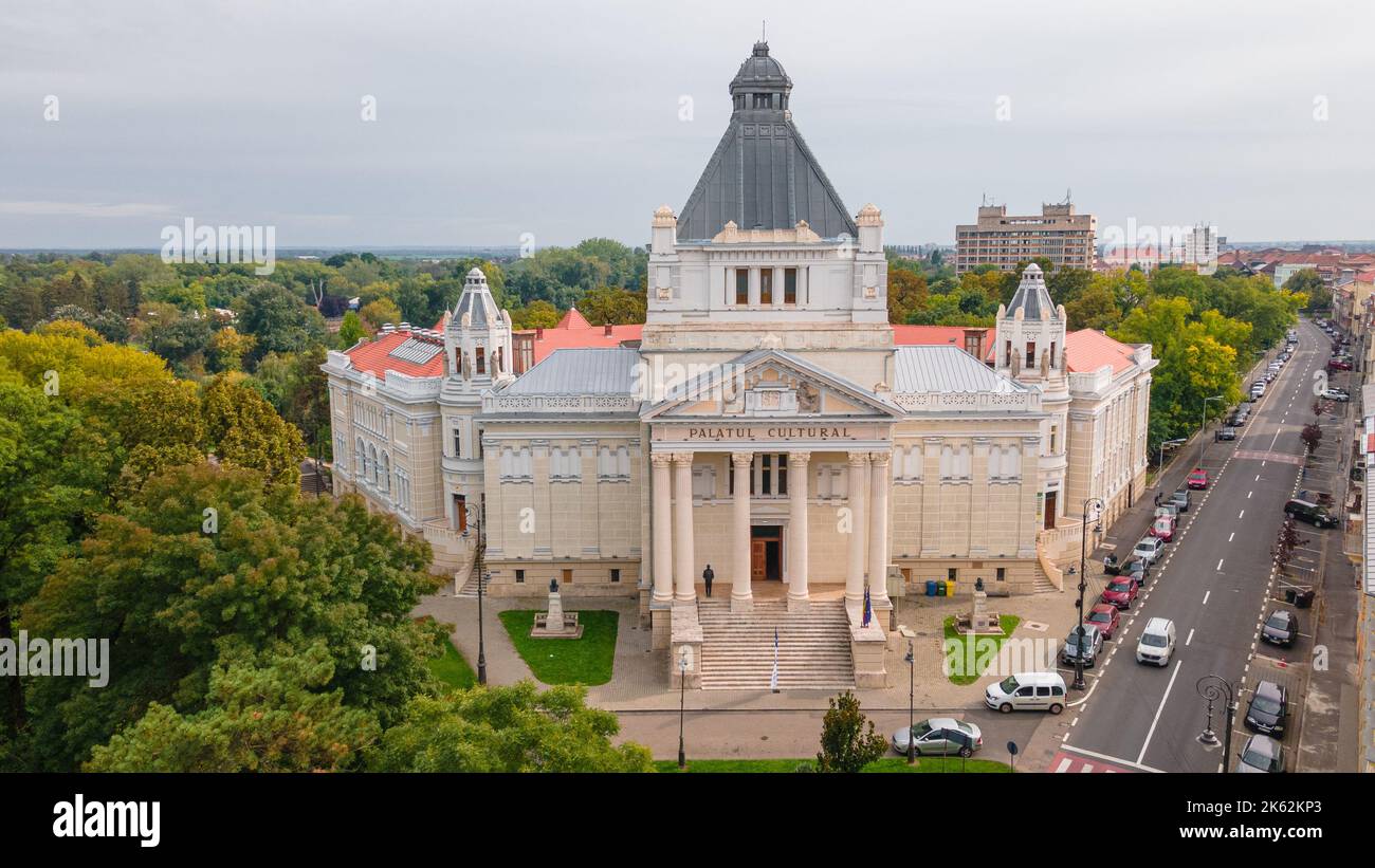 Fotografia aerea del Palazzo della Cultura da Arad, Romania. La fotografia è stata scattata da un drone ad un'altitudine più bassa per catturare la facciata. Foto Stock