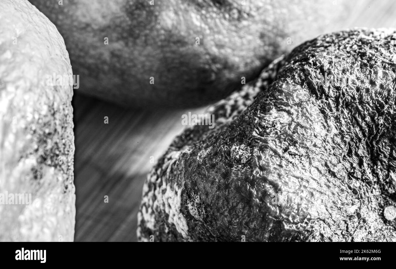 Primo piano dei tangerini appassiti. La consistenza della scorza di agrumi essiccata. Una composizione di frutta appassita su un fondo di legno. Foto Stock
