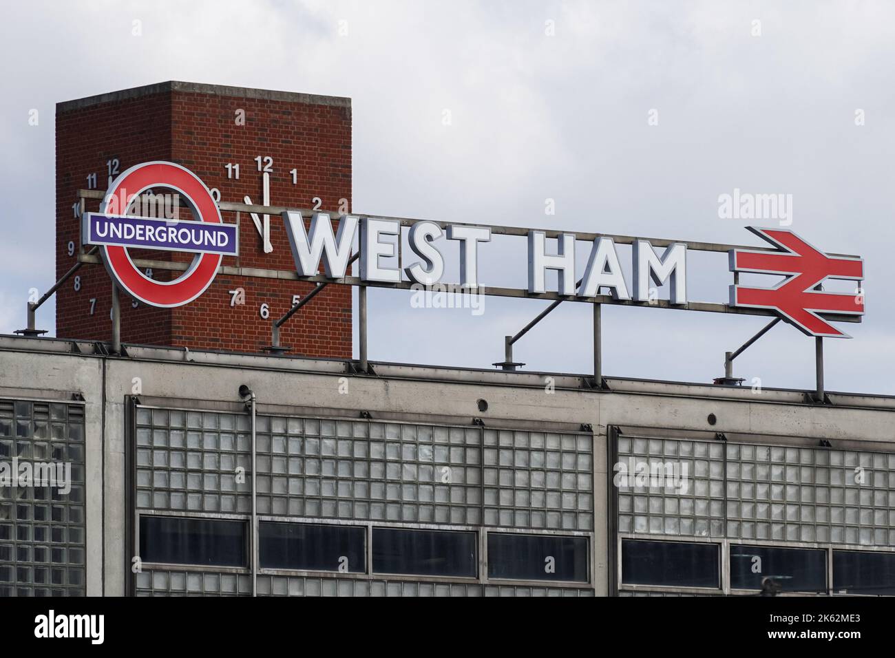 West Ham metropolitana, metropolitana, stazione ferroviaria segno Londra Inghilterra Regno Unito Regno Unito Foto Stock