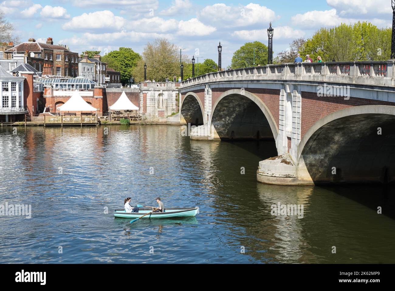 Hampton Court Bridge sul Tamigi a Londra, Inghilterra, Regno Unito Foto Stock