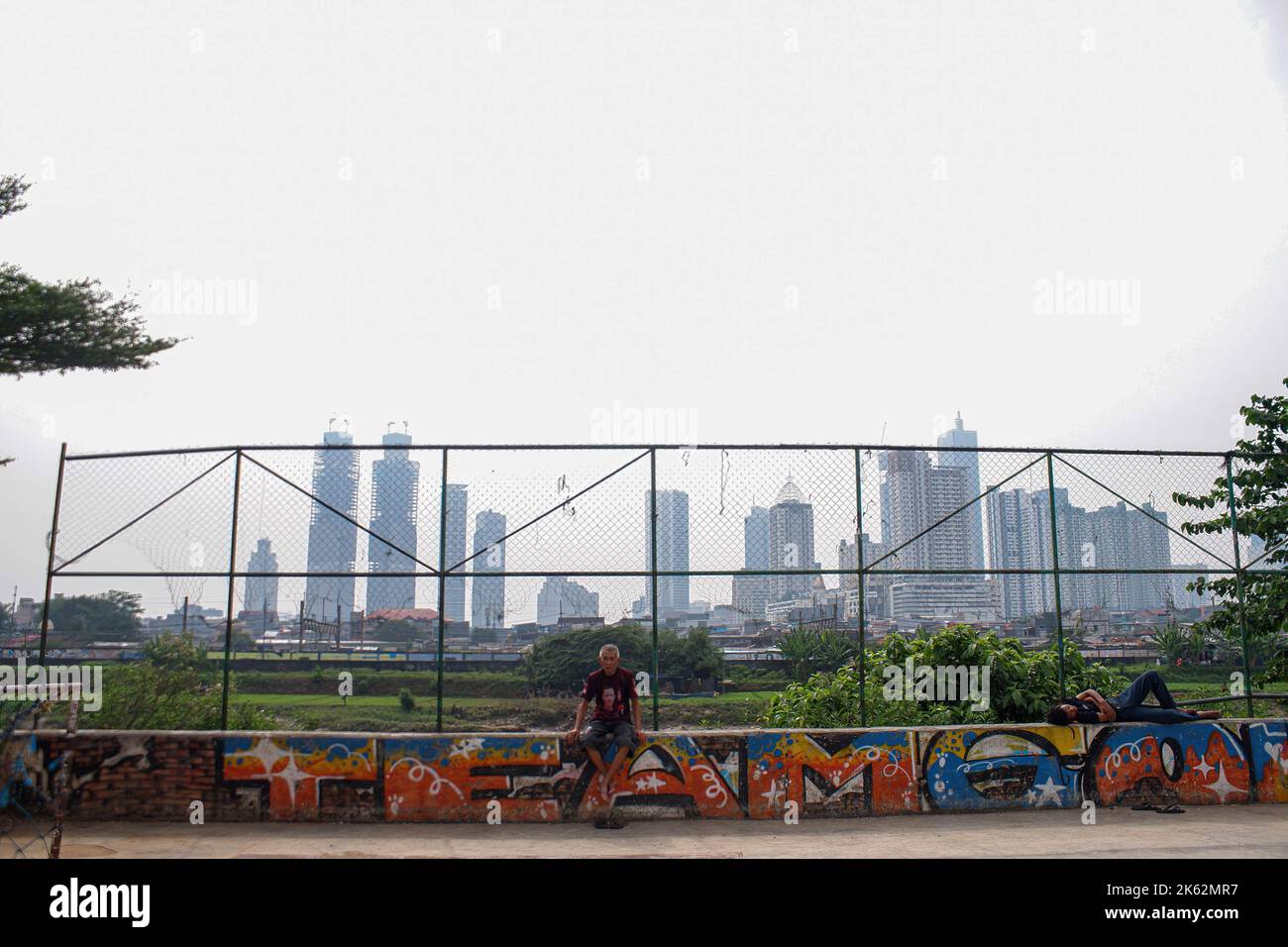 Giacarta, Indonesia. 11th Ott 2022. Residenti visto in un parco nella zona di Tanah Abang, Central Jakarta. (Foto di Faisal Ramadhan/SOPA Images/Sipa USA) Credit: Sipa USA/Alamy Live News Foto Stock