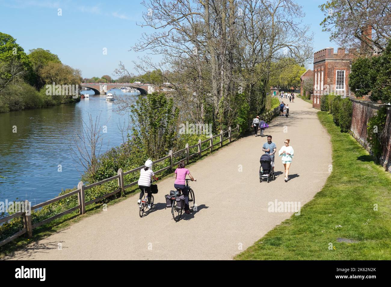 Persone che godono di sole giornate primaverili sul sentiero del Tamigi a Hampton, Richmond upon Thames, Londra, Inghilterra Regno Unito Foto Stock