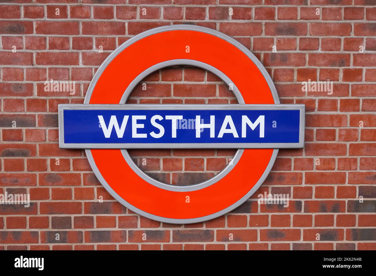 West Ham metropolitana, stazione della metropolitana roundel segno Londra Inghilterra Regno Unito Regno Unito Foto Stock