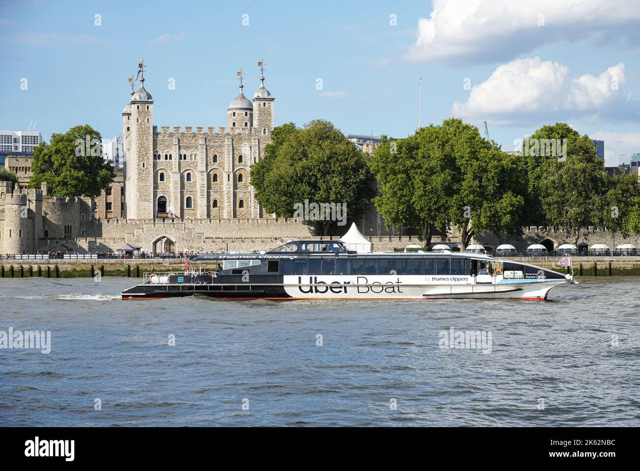 Clipper del Tamigi, Uber Boat passando la Torre di Londra sul Tamigi, Londra Inghilterra Regno Unito Foto Stock