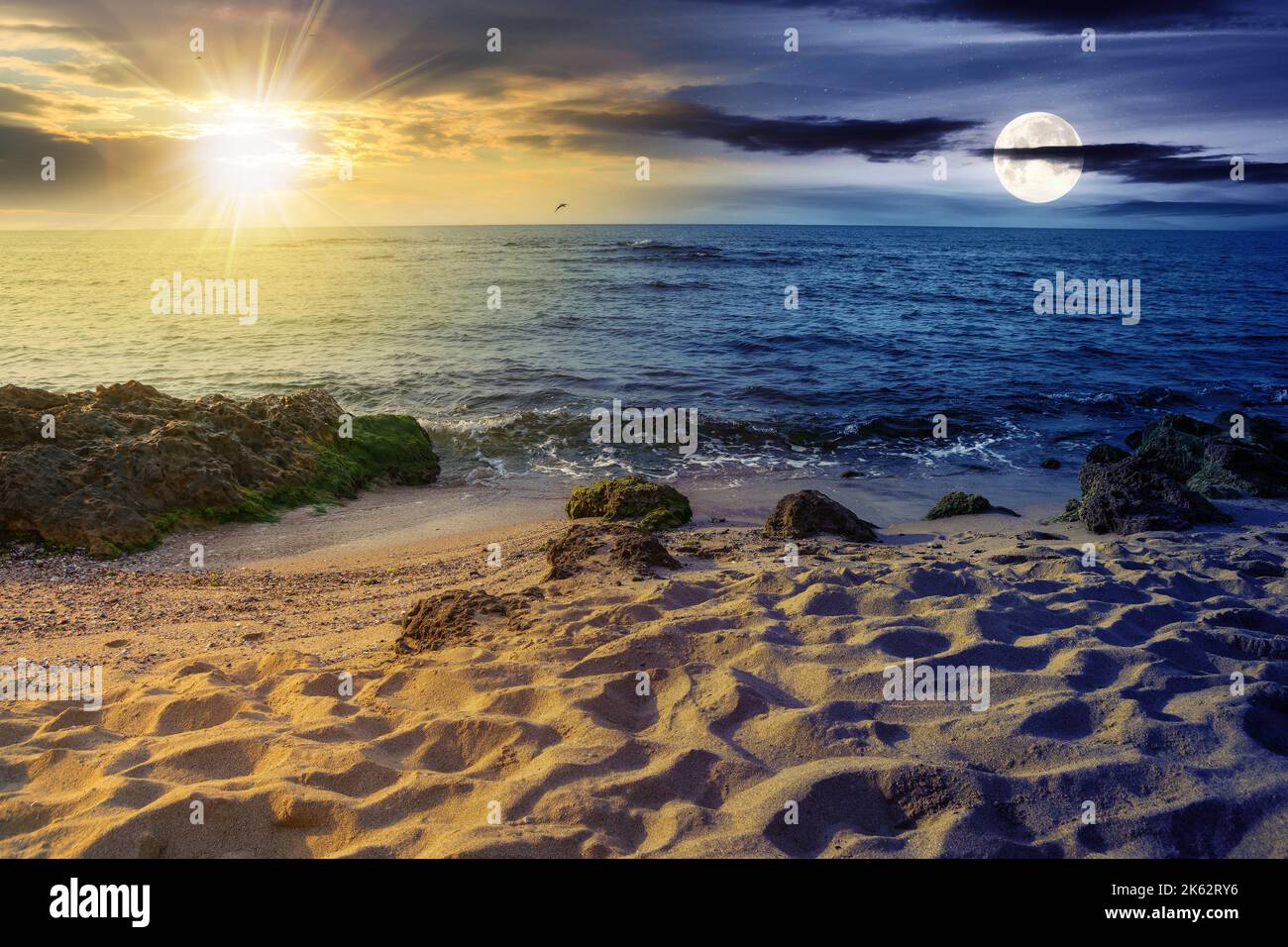 mare minimalista in estate al crepuscolo. mare in spiaggia e orizzonte sotto il sole e la luna. concetto di cambiamento diurno e notturno. purezza della natura Foto Stock