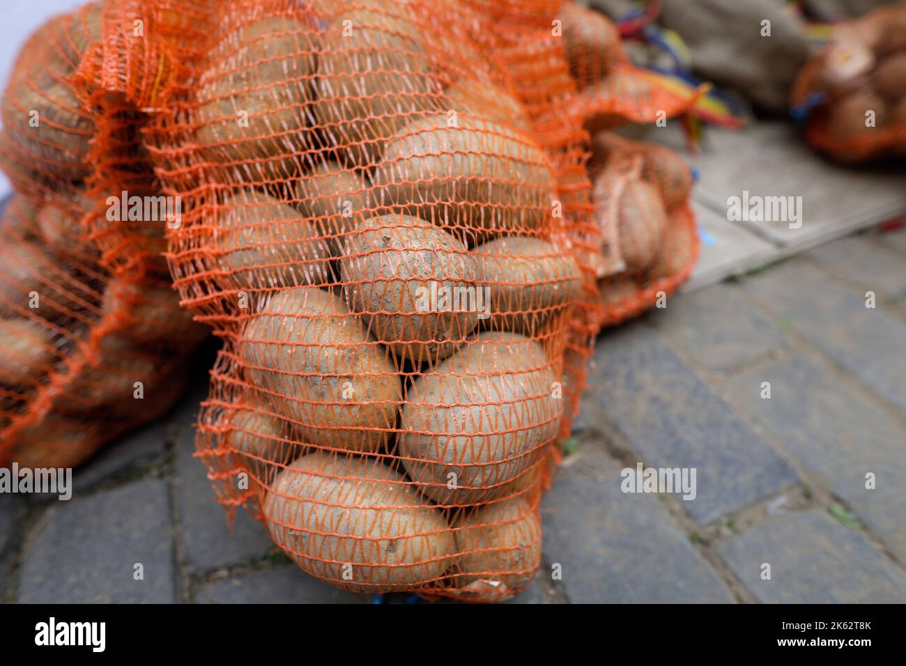 Profondità di campo poco profonda (focalizzazione selettiva) dettagli con patate in un sacco netto in un mercato agricolo europeo. Foto Stock