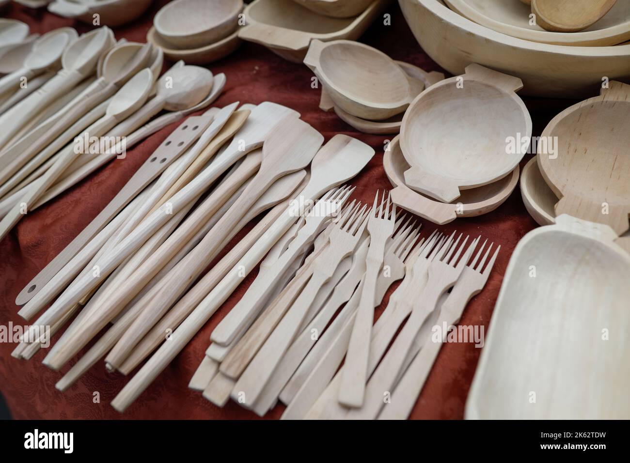 Profondità di campo bassa (fuoco selettivo) dettagli con rumeno tradizionale mano utensili da cucina in legno (ciotole, spatole, forchette, cucchiai). Foto Stock