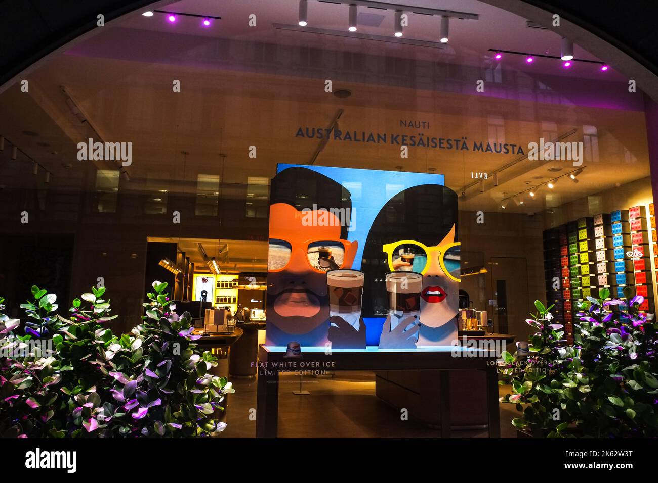 Stockmanns Department Store, Helsinki, Finlandia, mostra la pubblicità del caffè australiano Foto Stock