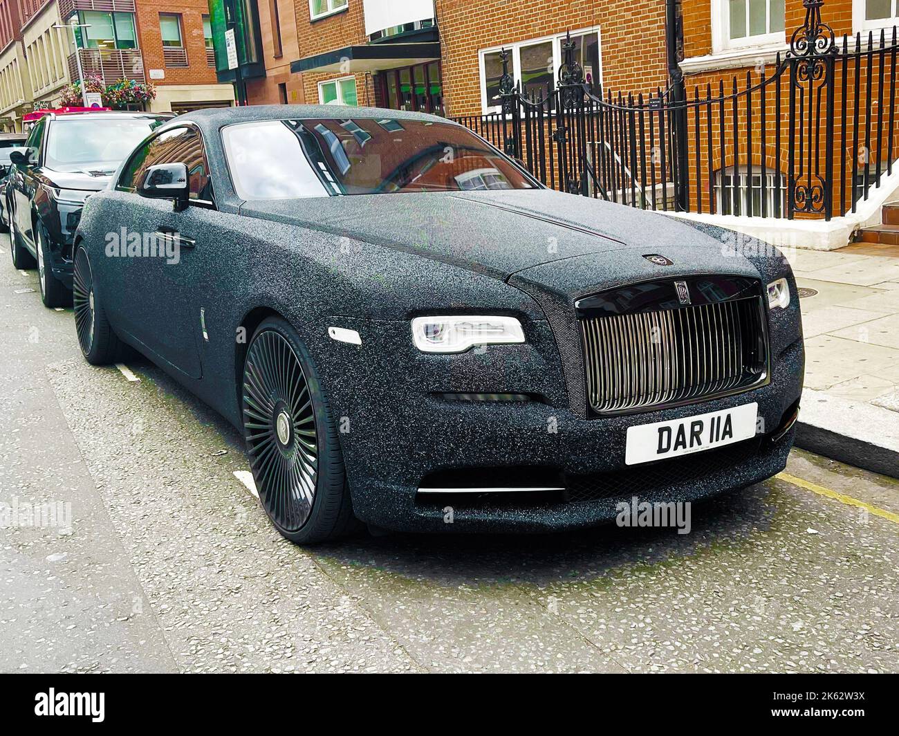 La donna d'affari Daria Radionova Rolls Royce ha coperto Swarovski Crystals parcheggiata fuori Harrods, Knightsbridge. Credit PatPhoto/Alamy Stock Foto Stock