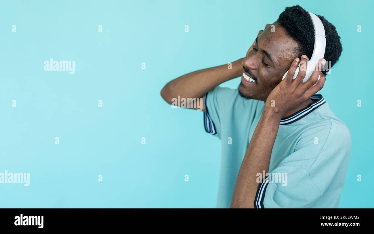 ispirazione musicale buon uomo suono stereo sorridente Foto Stock