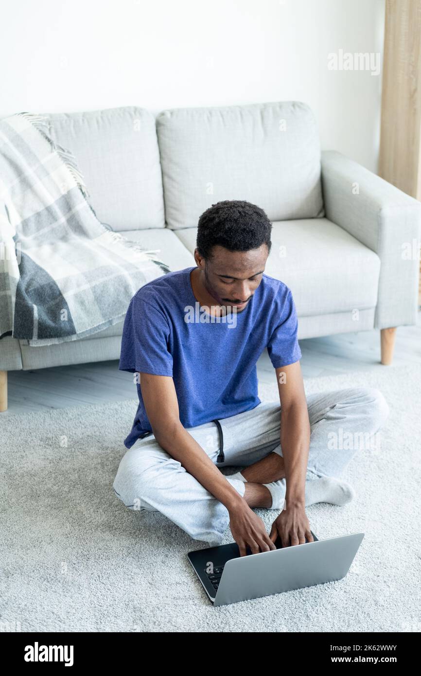 lavoratore freelance occasionale uomo on-line comunicazione Foto Stock