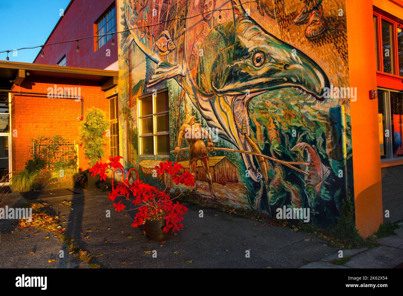 Bellingham, Washington, murale di un salmone su una parete del centro Foto Stock