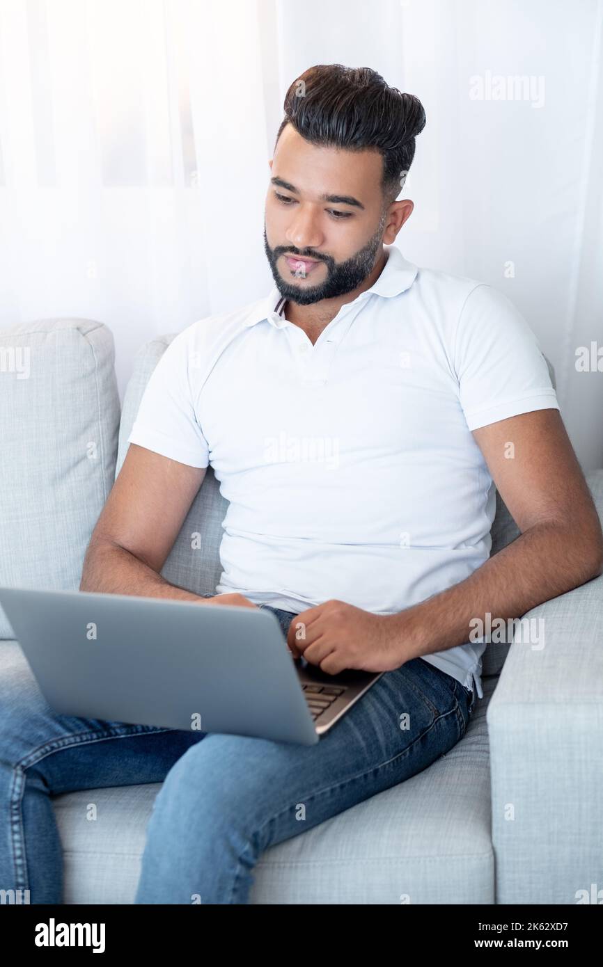 comunicazione online felice uomo a casa relax Foto Stock