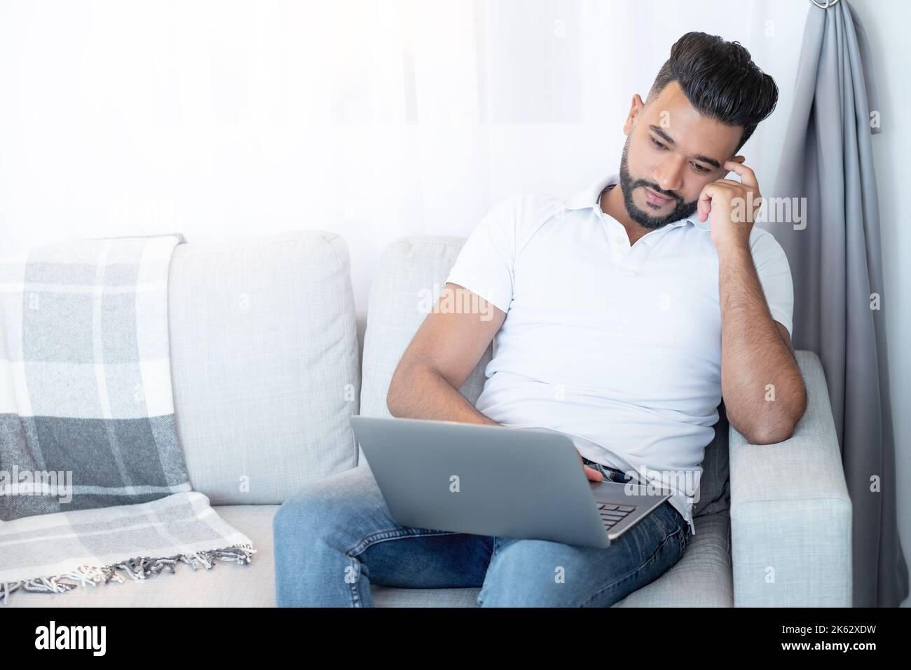 home relax bello uomo comunicazione virtuale Foto Stock