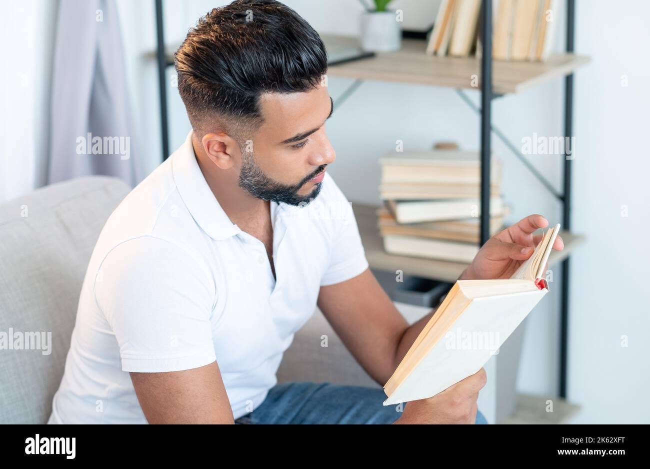 ricerca di informazioni leggendo la conoscenza dell'uomo Foto Stock