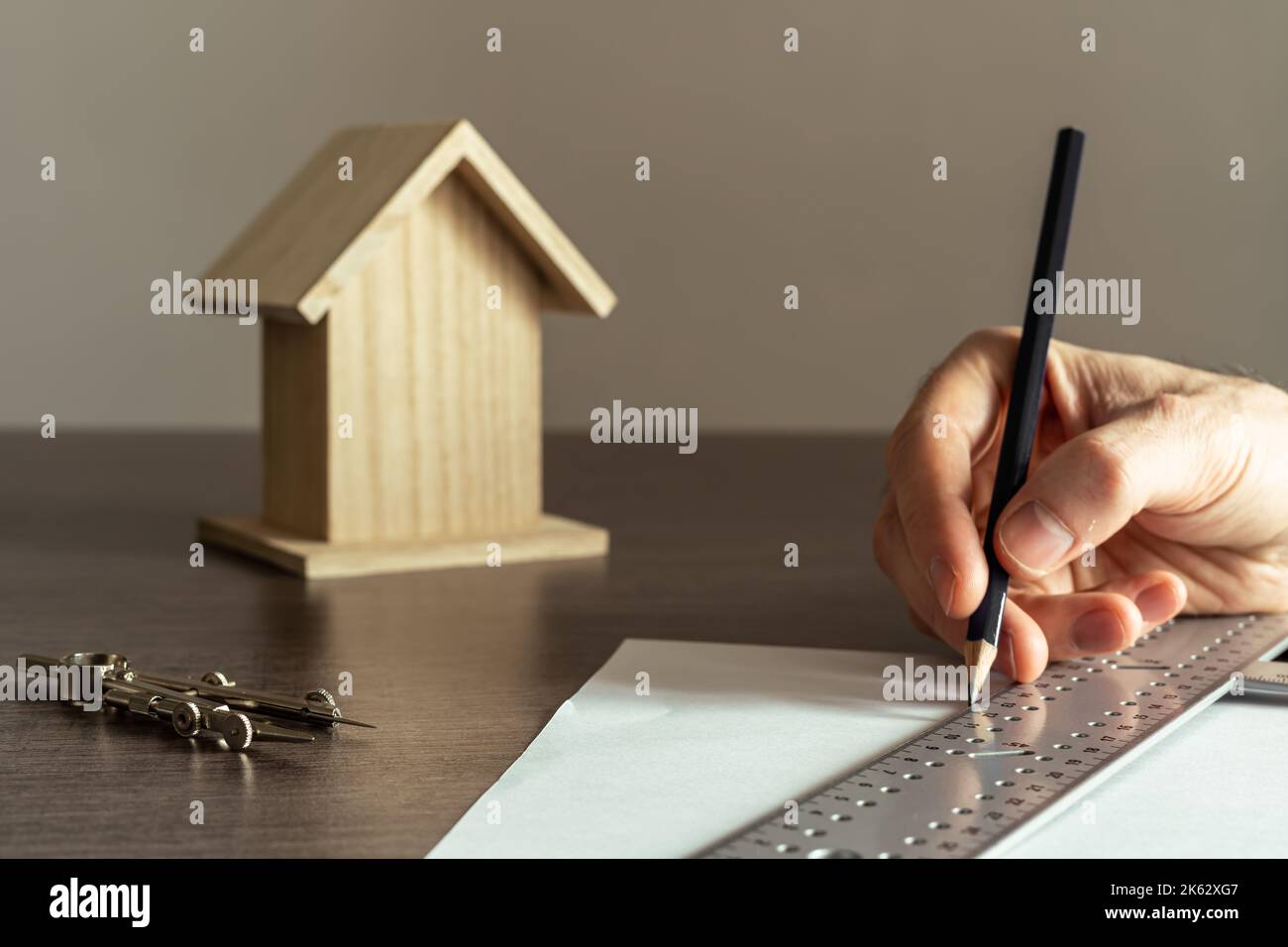 Mano dell'architetto che disegna il disegno per il progetto di costruzione di una casa per un cliente. Foto Stock