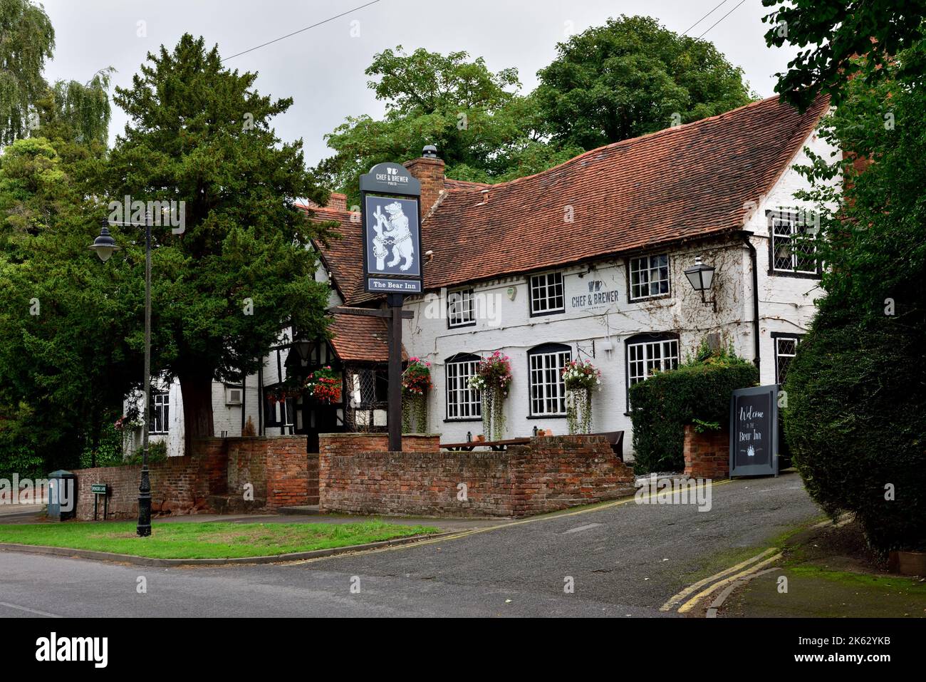 The Bear Inn, Berkswell, Coventry, Inghilterra. Pub con cucina tradizionale britannica Foto Stock