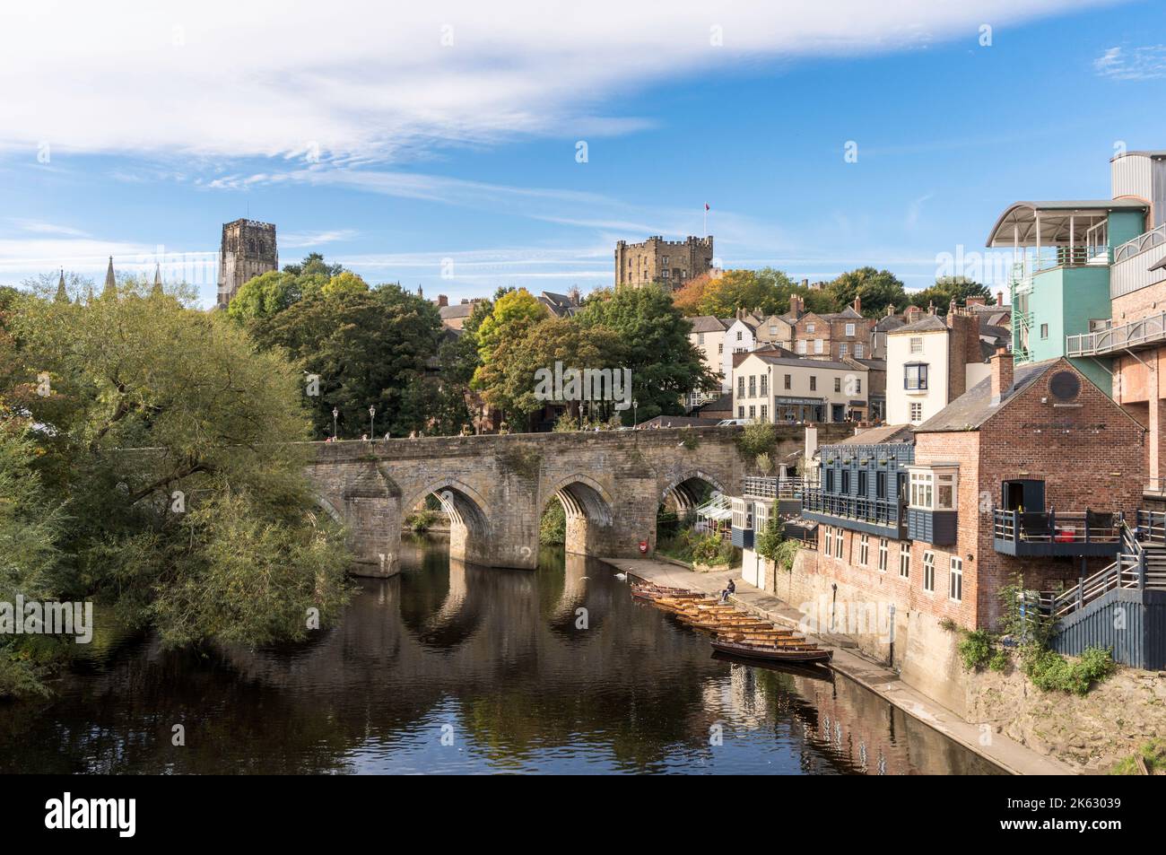 Una vista autunnale del ponte di Elvet sul fiume indossare con Durham cattedrale e castello sullo sfondo, Durham City, Co. Durham, Inghilterra, Regno Unito Foto Stock