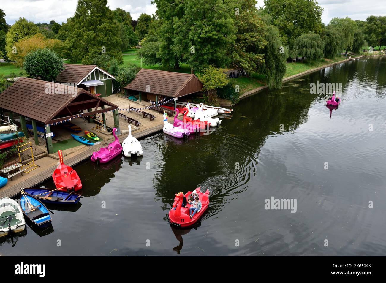 Warwick Boats noleggiano pedalò di cigno e drago, barche a remi, canoe, kayak sul fiume Avon, Warwick, West Midlands, Regno Unito Foto Stock