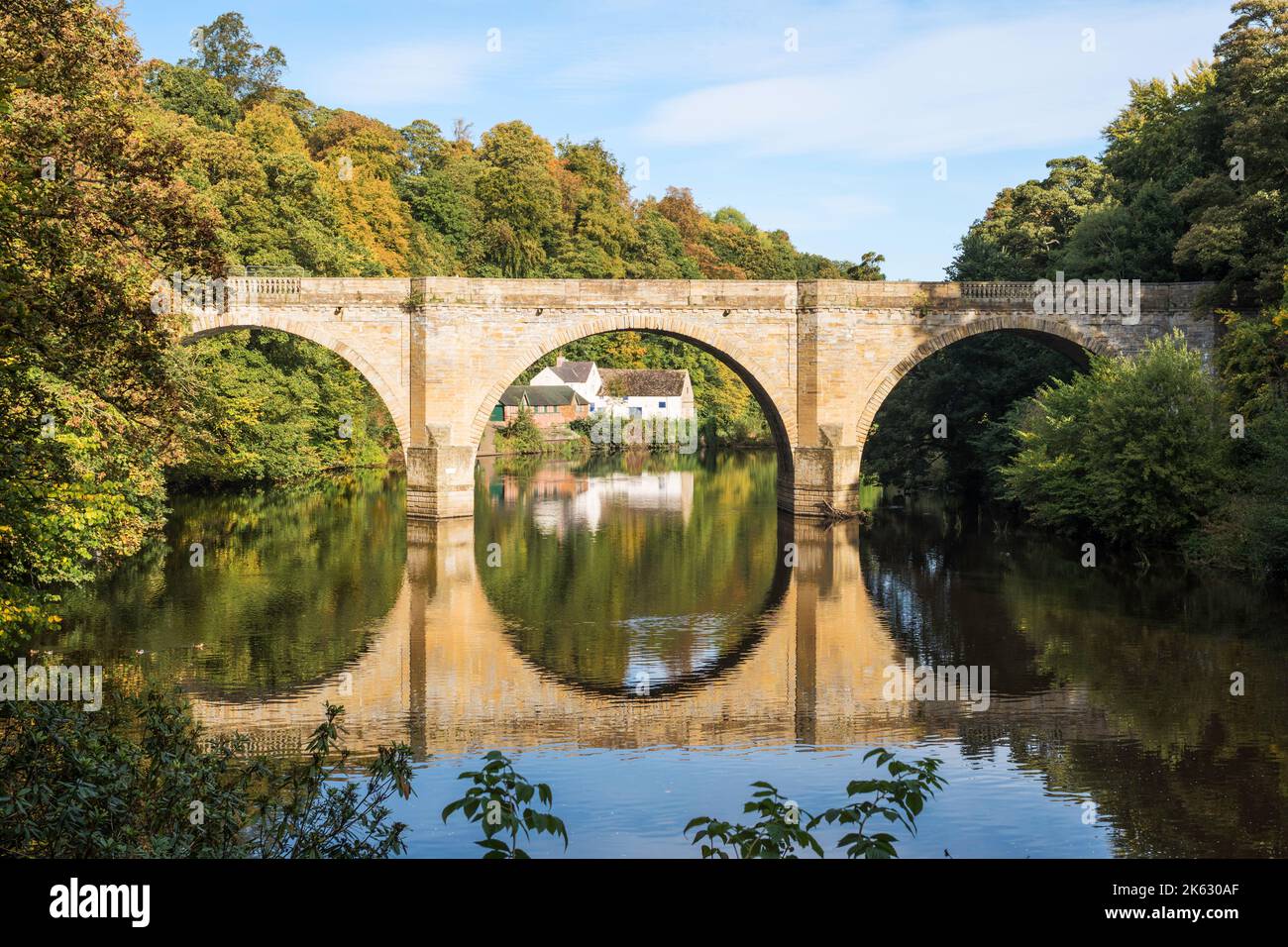 Vista autunnale del Ponte delle preflessioni un ponte ad arco di pietra del XVIII secolo sopra l'usura del fiume a Durham City, Inghilterra nord-orientale, Regno Unito Foto Stock