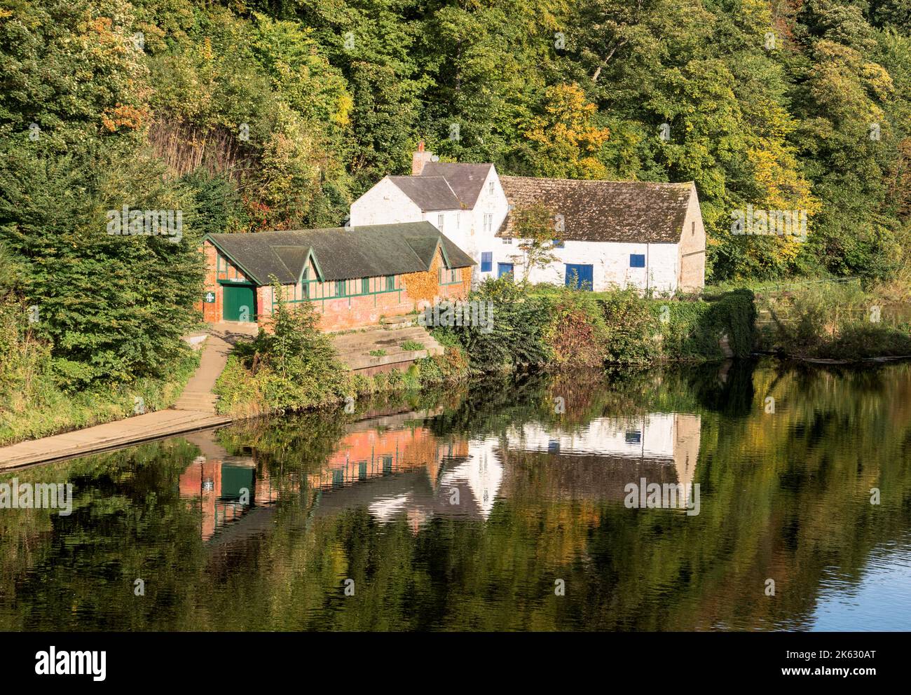 Vista autunnale della casa barca della Durham School e del vecchio mulino di mais che si riflette nel fiume Wear, Durham City, Inghilterra nord-orientale, Regno Unito Foto Stock