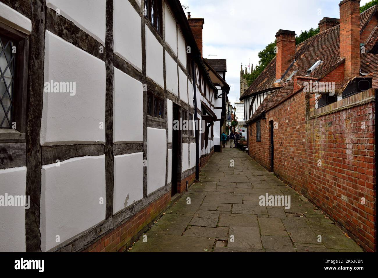Piccolo vicolo vicino alle storiche case a graticcio vicino a Castle Street, Warwick, West Midlands, Regno Unito Foto Stock