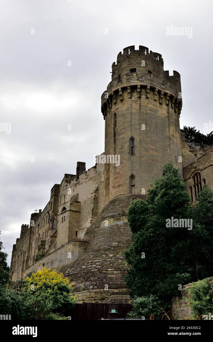 Caesar's Tower presso il castello di Warwick presso il fiume Avon, Warwick, West Midlands, Regno Unito Foto Stock