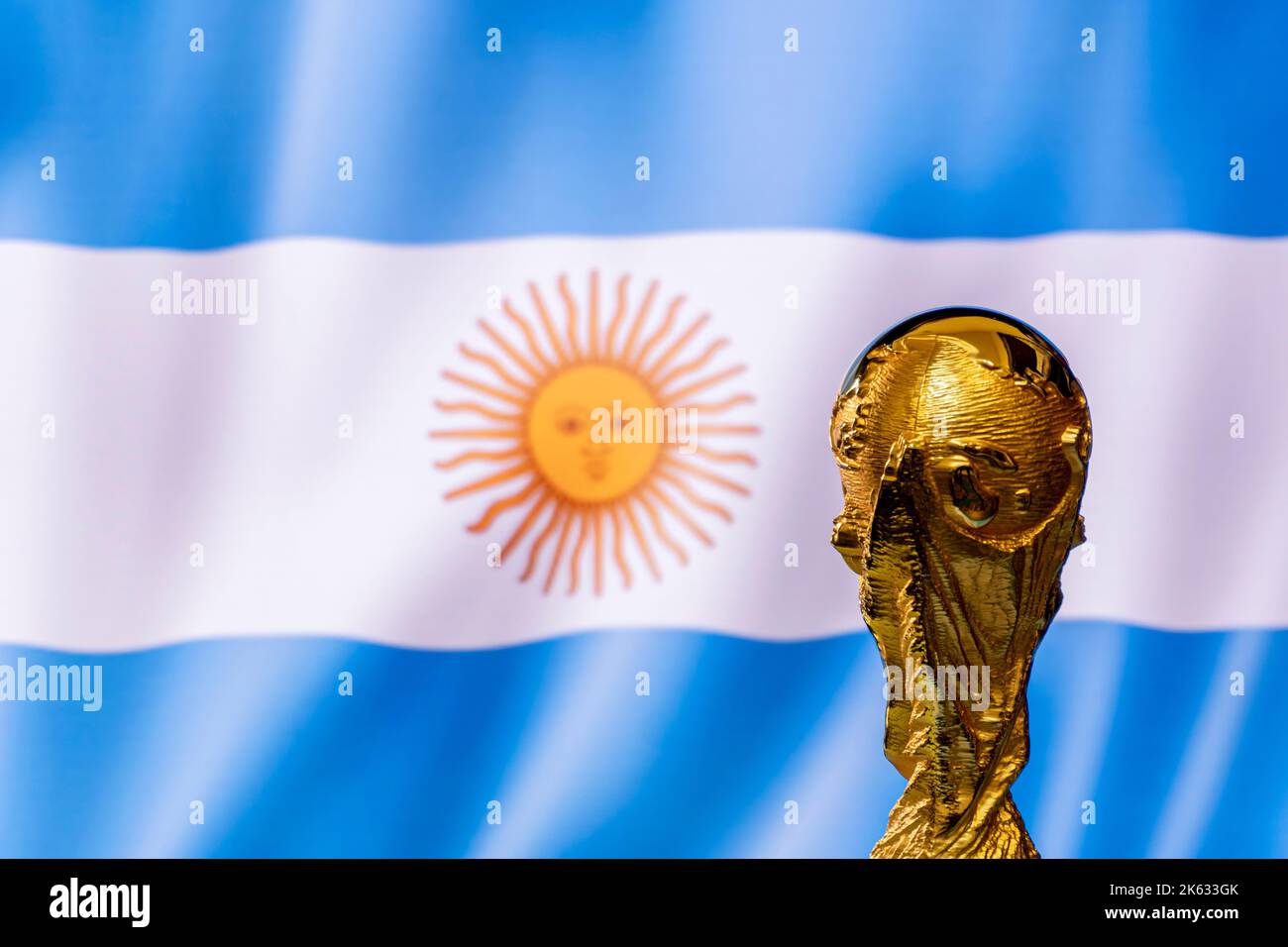 Coppa del mondo FIFA sullo sfondo della bandiera argentina. Foto Stock