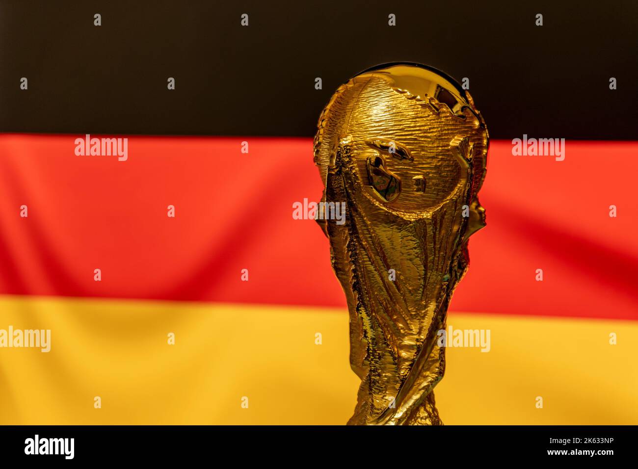 Coppa del mondo FIFA sullo sfondo della bandiera tedesca. Foto Stock