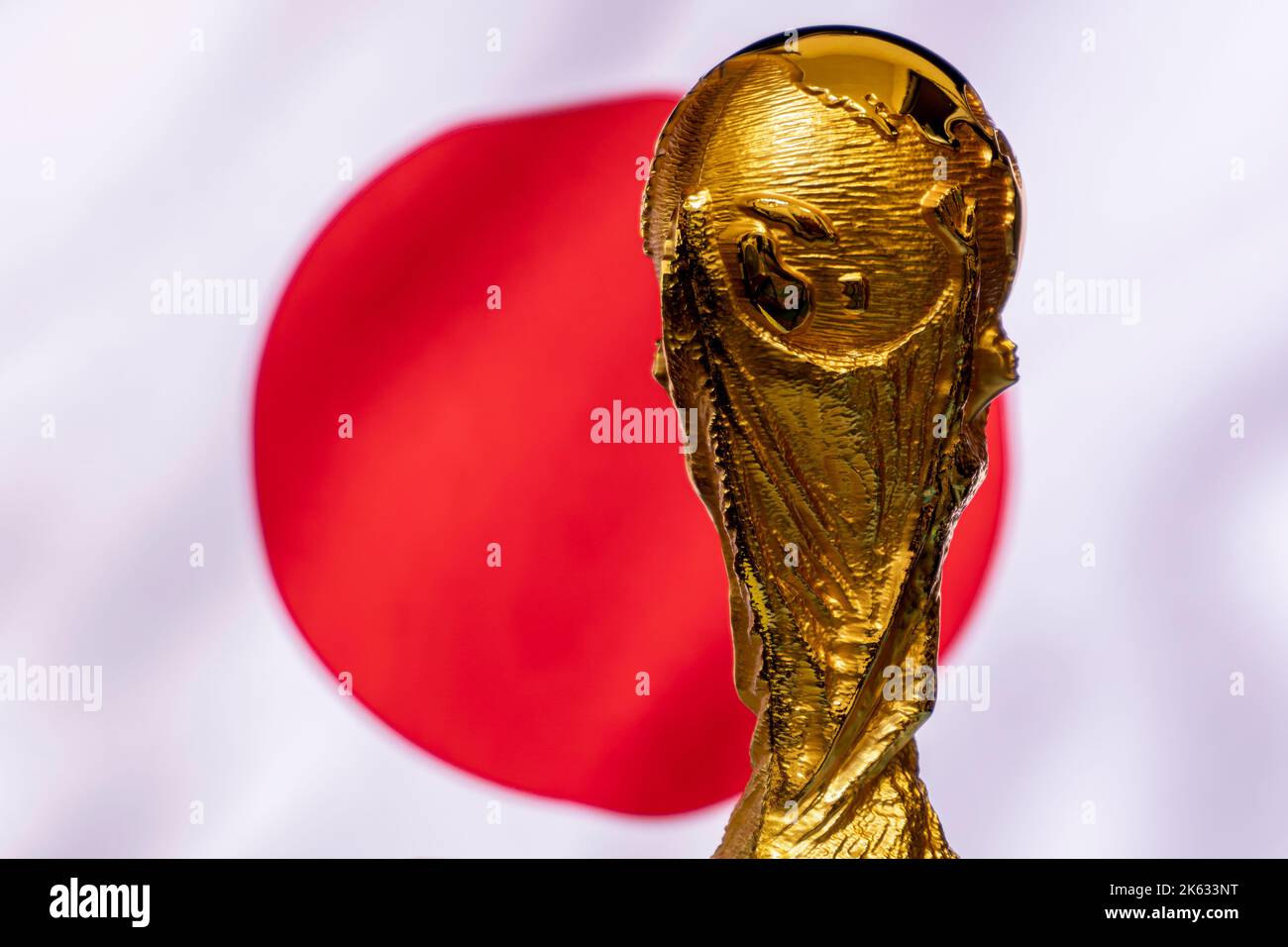 Coppa del mondo FIFA sullo sfondo della bandiera giapponese. Foto Stock