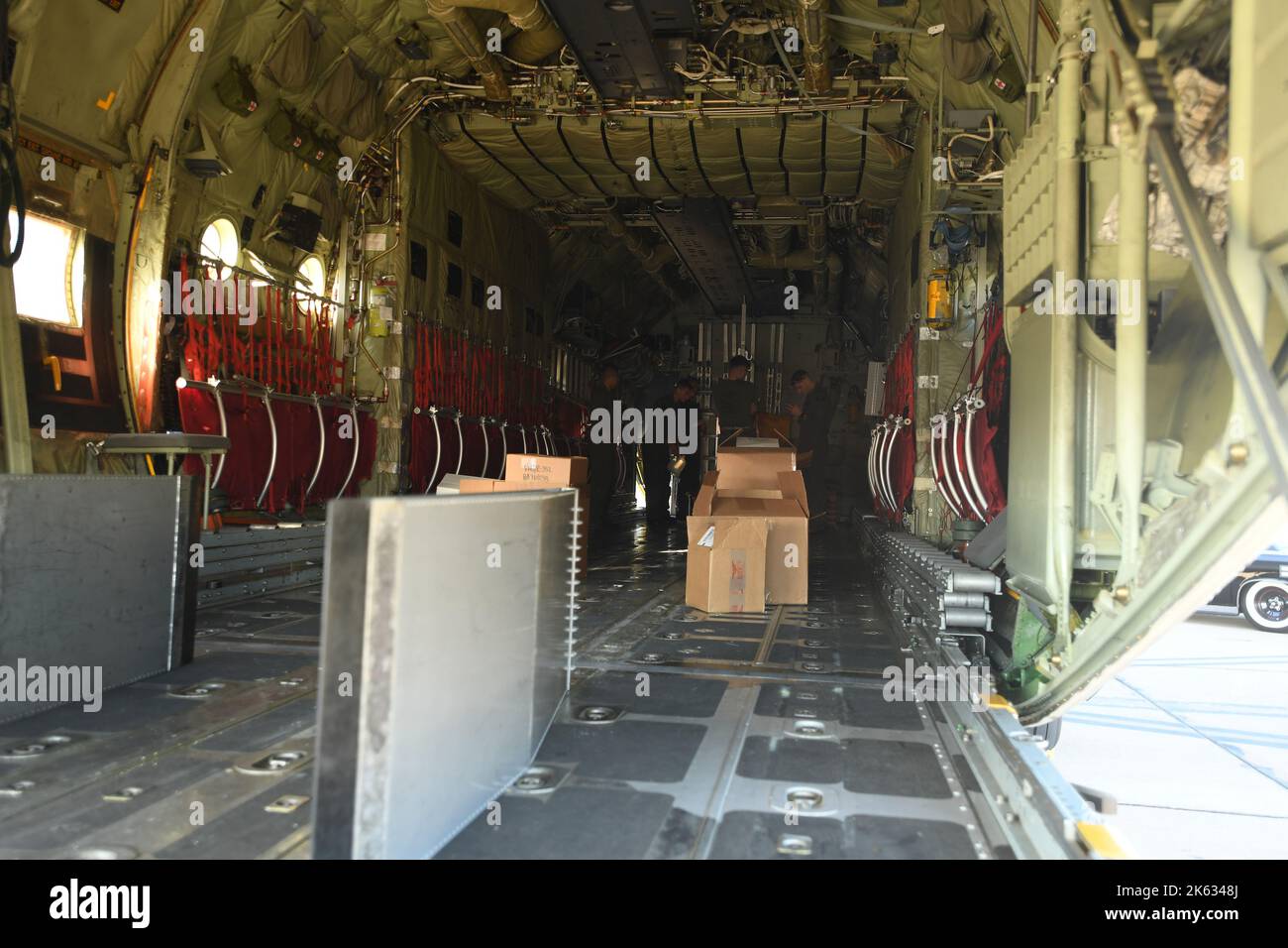 Marines che lavorano nella baia di carico di un C-130J Hercules a bordo MCAS Miramar a San Diego, California Foto Stock