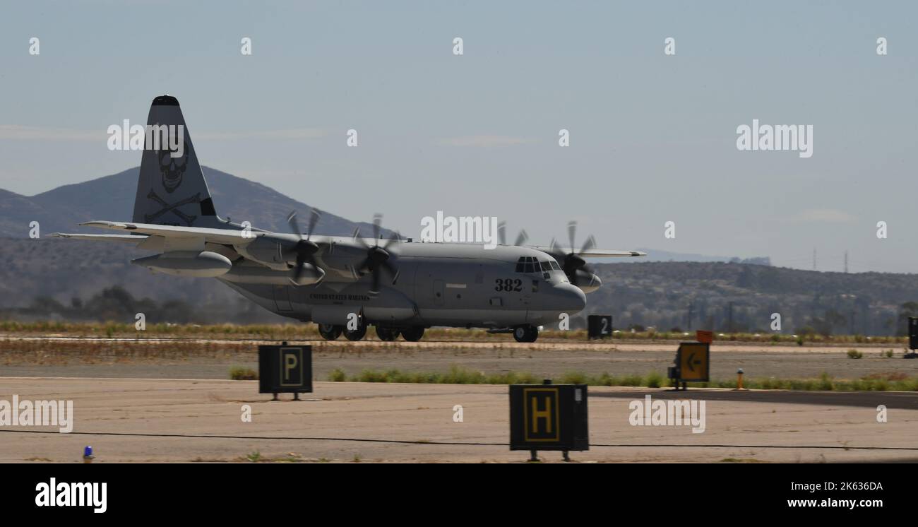 USMC KC-130J inizia il decollo al MCAS Miramar a San Diego, California Foto Stock