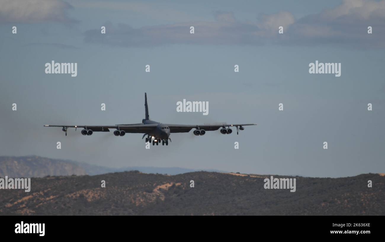 Boeing B-52 Stratofortress in finale per un atterraggio a MCAS Miramar Foto Stock Boeing B-52 Stratofortress in finale per un atterraggio a MCAS Miramar Foto Stock