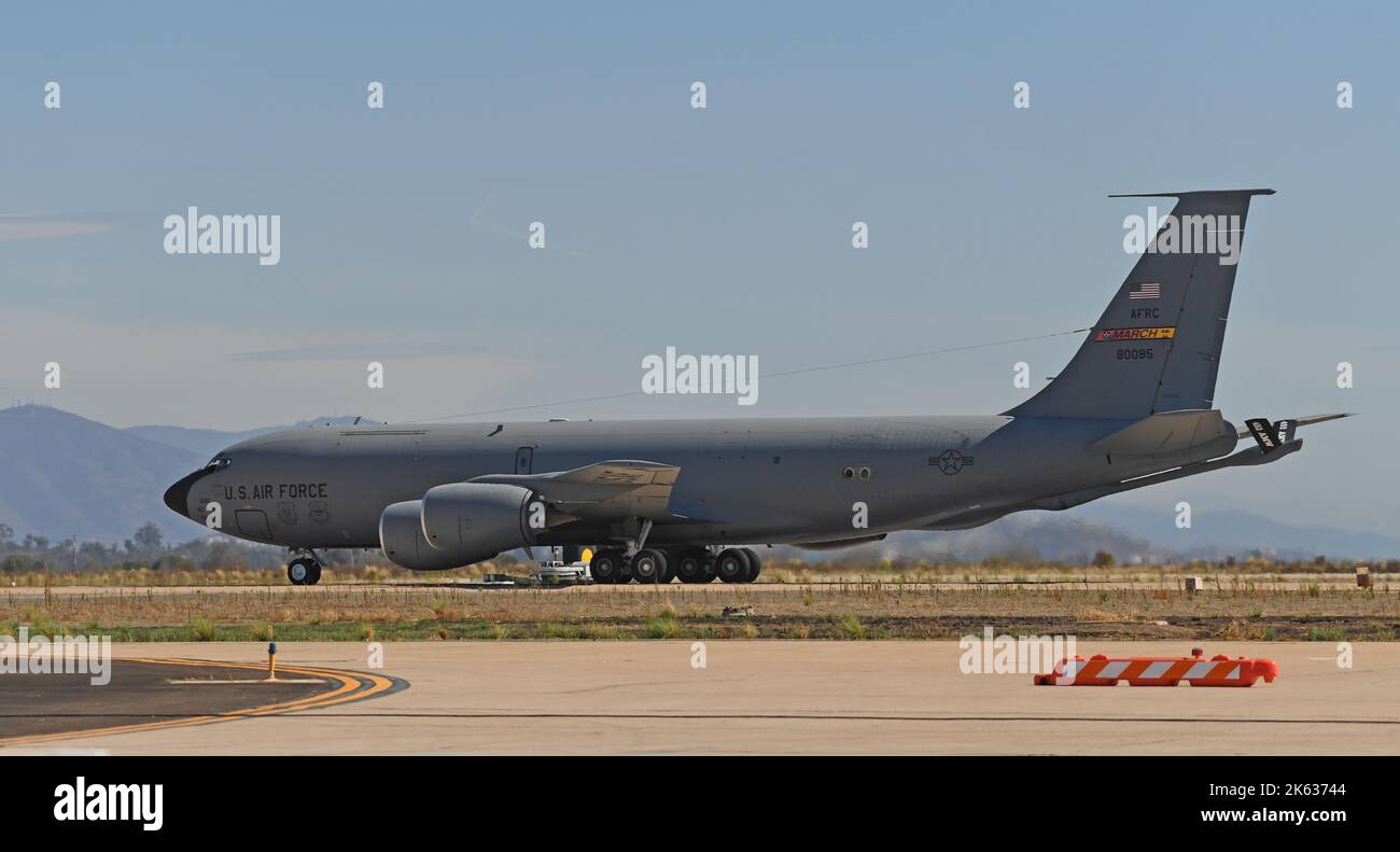 United States Air Force KC-135R da marzo la base dell'aeronautica manovra sulla pista dopo l'atterraggio a MCAS Miramar a San Diego, California Foto Stock