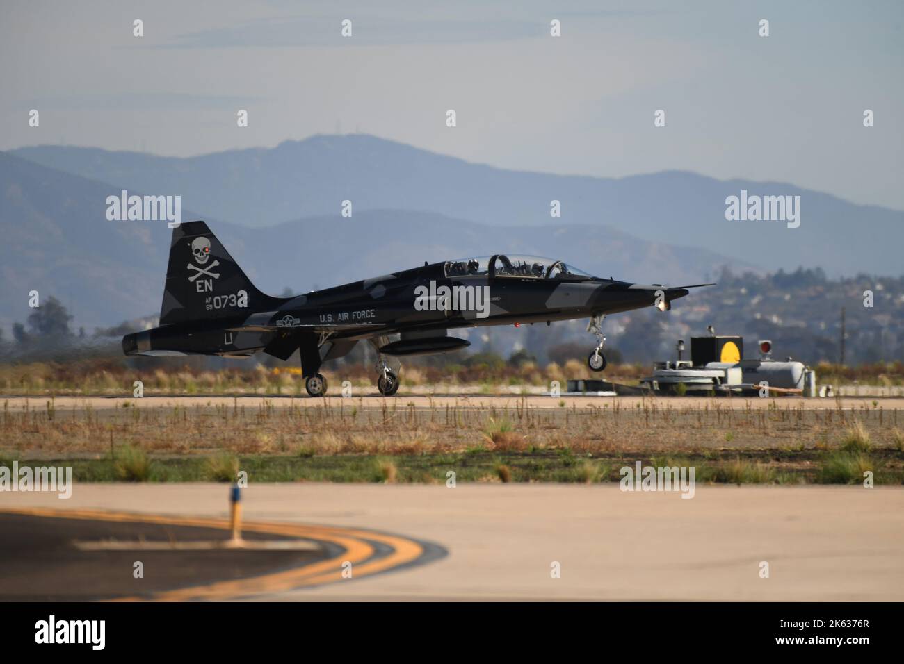 Northrup T-38 Talon dalla base dell'aeronautica di Sheppard in Texas, atterrando a MCAS Miramar a San Diego, California Foto Stock