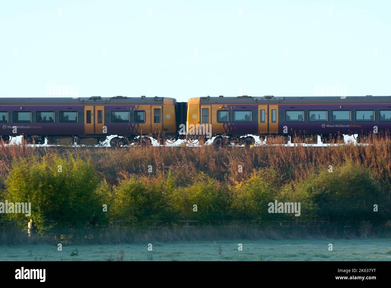 Treno diesel della West Midlands Railway in una mattina d'autunno misteriosa, Warwick, Warwickshire, Regno Unito Foto Stock