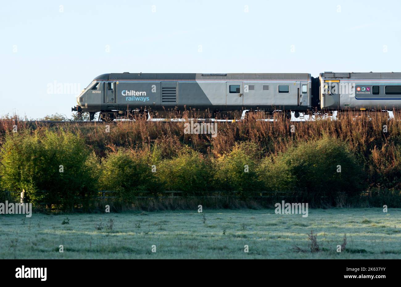 Chiltern Railways treno principale in autunno mattina, Warwick, Warwickshire, Regno Unito Foto Stock