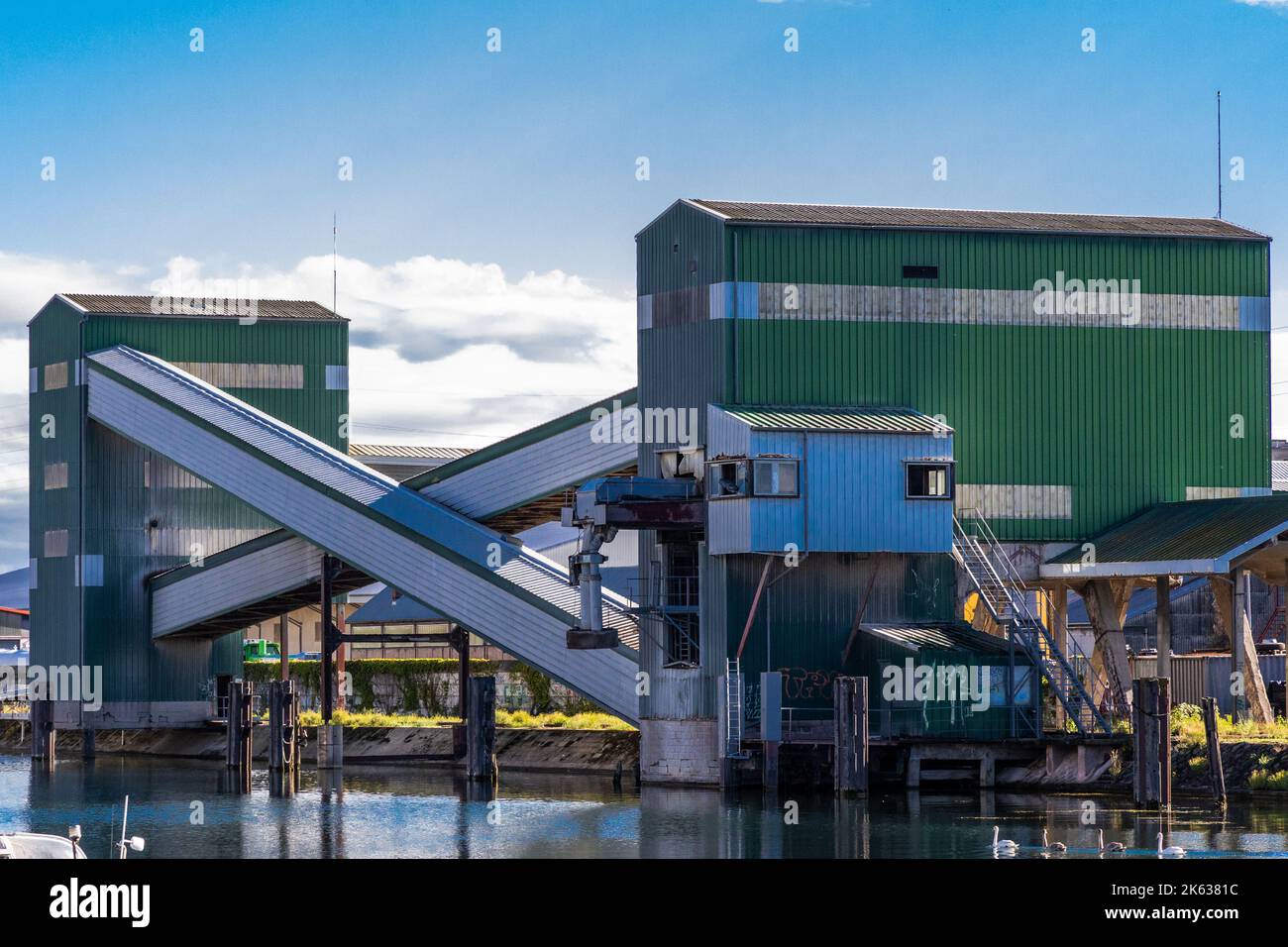 Un ascensore a grano su un canale nel porto fluviale di Strasburgo, Francia. Foto Stock