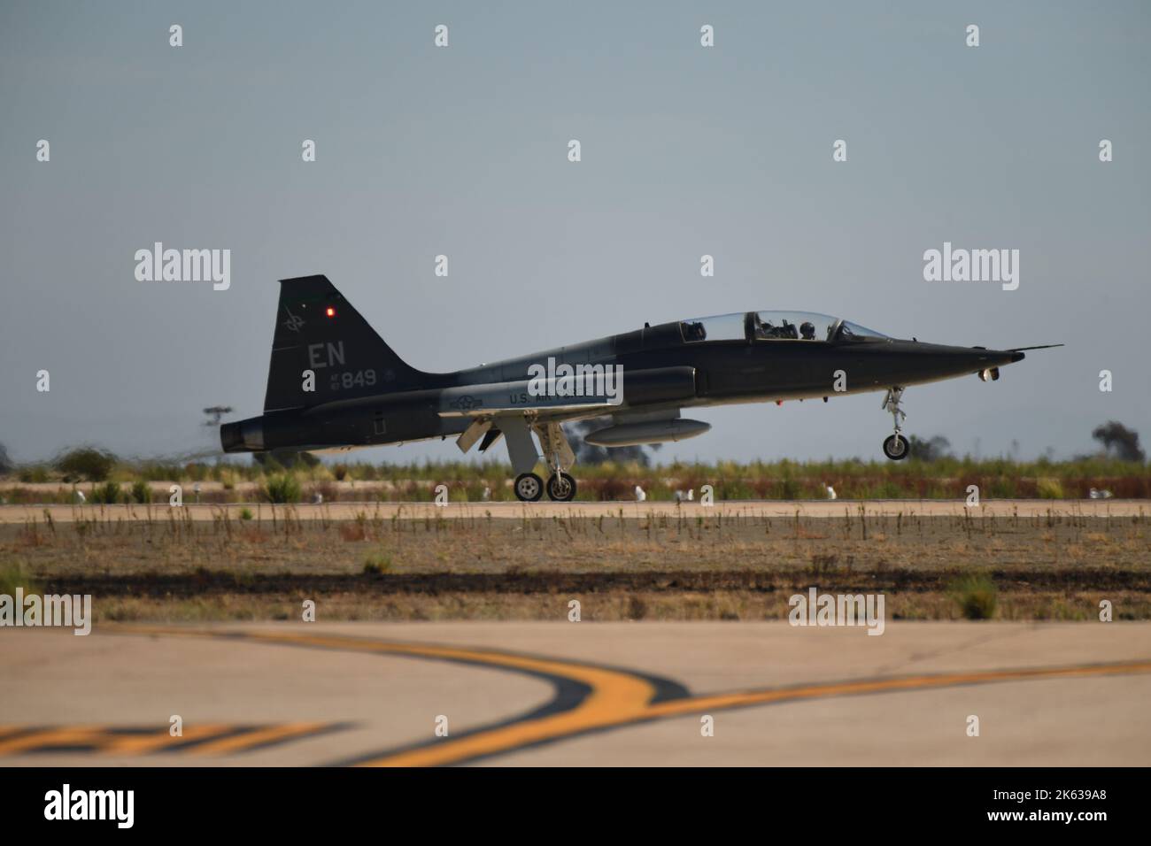 Northrup T-38 Talon dalla base dell'aeronautica di Sheppard in Texas, atterrando a MCAS Miramar a San Diego, California Foto Stock