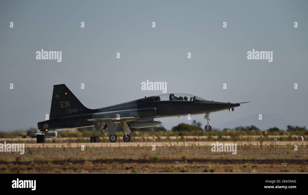 Northrup T-38 Talon dalla base dell'aeronautica di Sheppard in Texas, atterrando a MCAS Miramar a San Diego, California Foto Stock