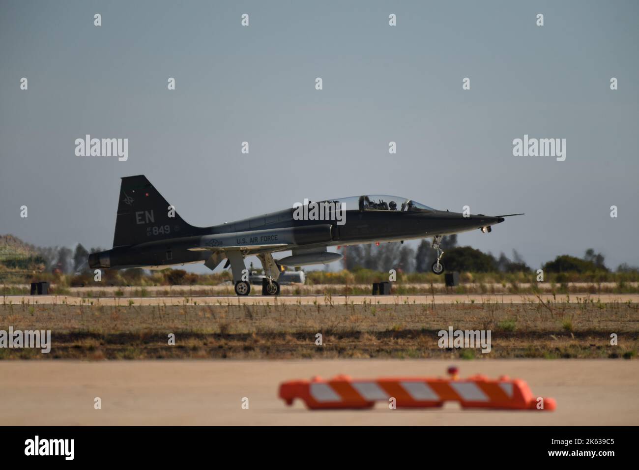 Northrup T-38 Talon dalla base dell'aeronautica di Sheppard in Texas, atterrando a MCAS Miramar a San Diego, California Foto Stock